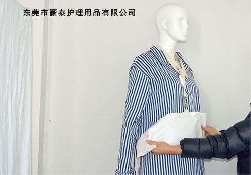 取加壓腹帶掛于患者脖頸上，把加壓腹帶沙袋外囊的受力凸點(diǎn)對(duì)準(zhǔn)腹穿刺點(diǎn)。